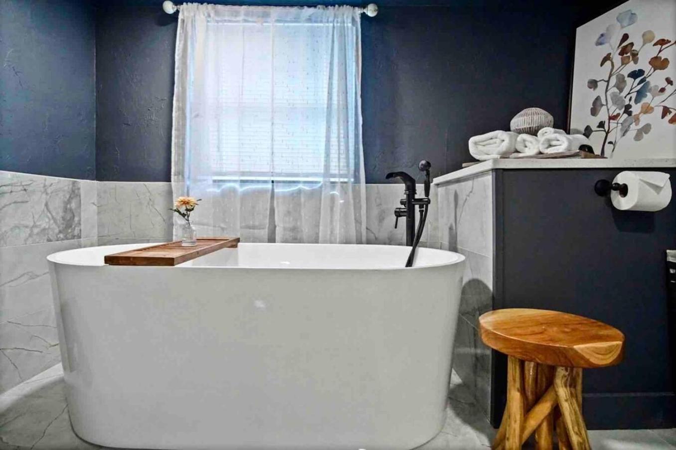 Revamped With Soaking Bathtub #40-4 Holiday home Oklahoma City
