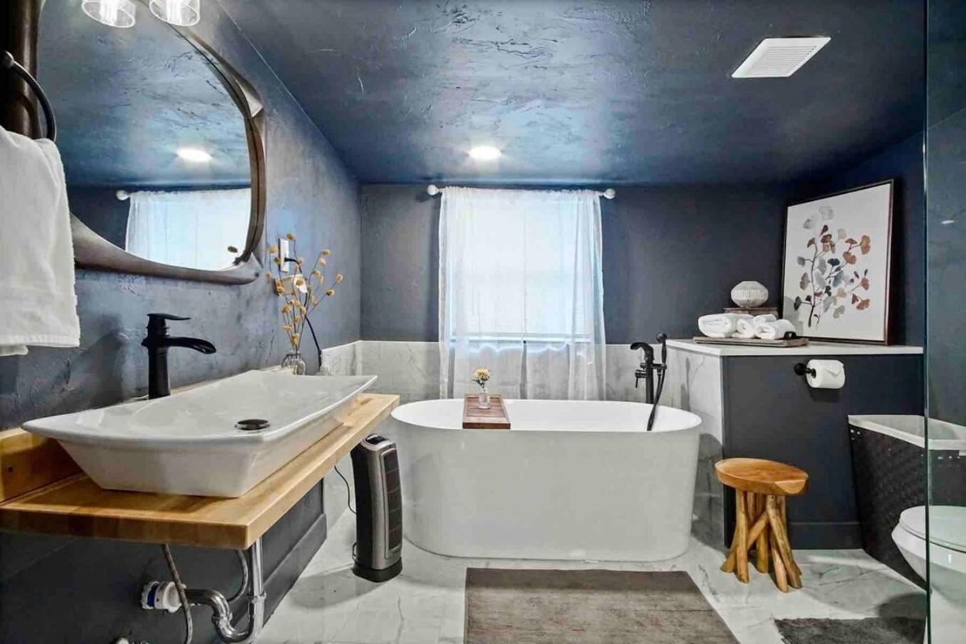Revamped With Soaking Bathtub #40-4 Oklahoma City